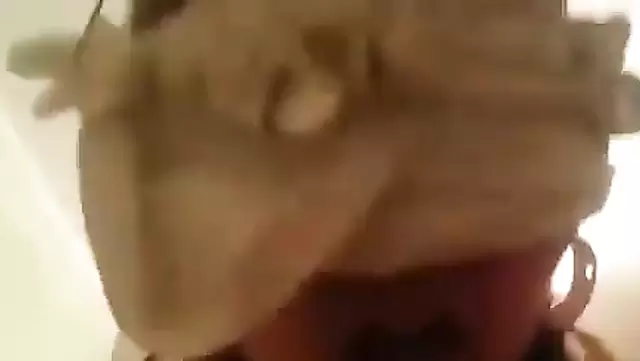 Ateşli orospu evli Kazak oğlanı sikerken