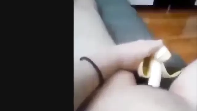 Kazakistanlı öğrenci, amına muzla orgazm oluyor.