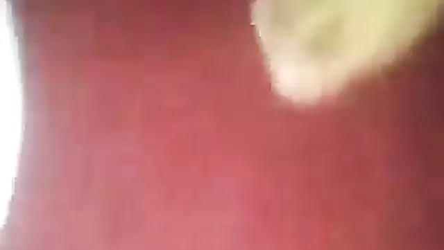 Herif ateşli bir Kazak'la kameraya aldı.