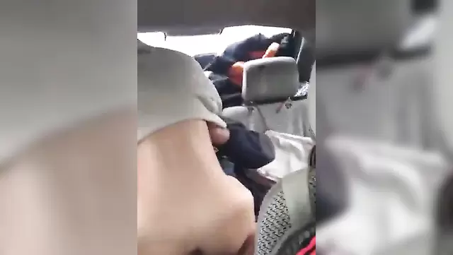 Azgın hatun, arabada Kazakistanlı adam tarafından sikerken