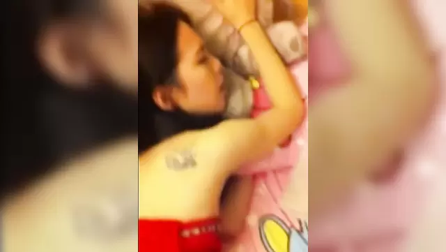 Kıllı milf, ateşli bir öğrenci tarafından delik deşik ediliyor.